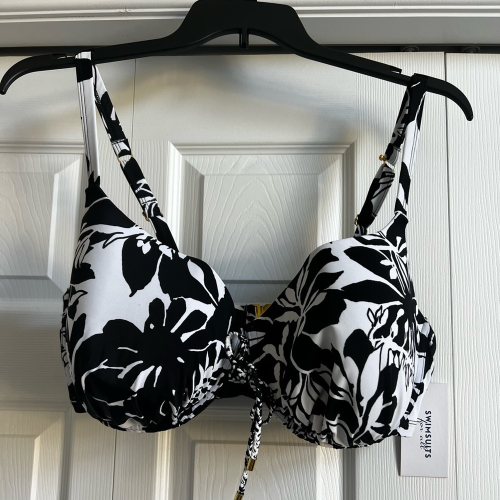 NWT Bikini Top 40F
